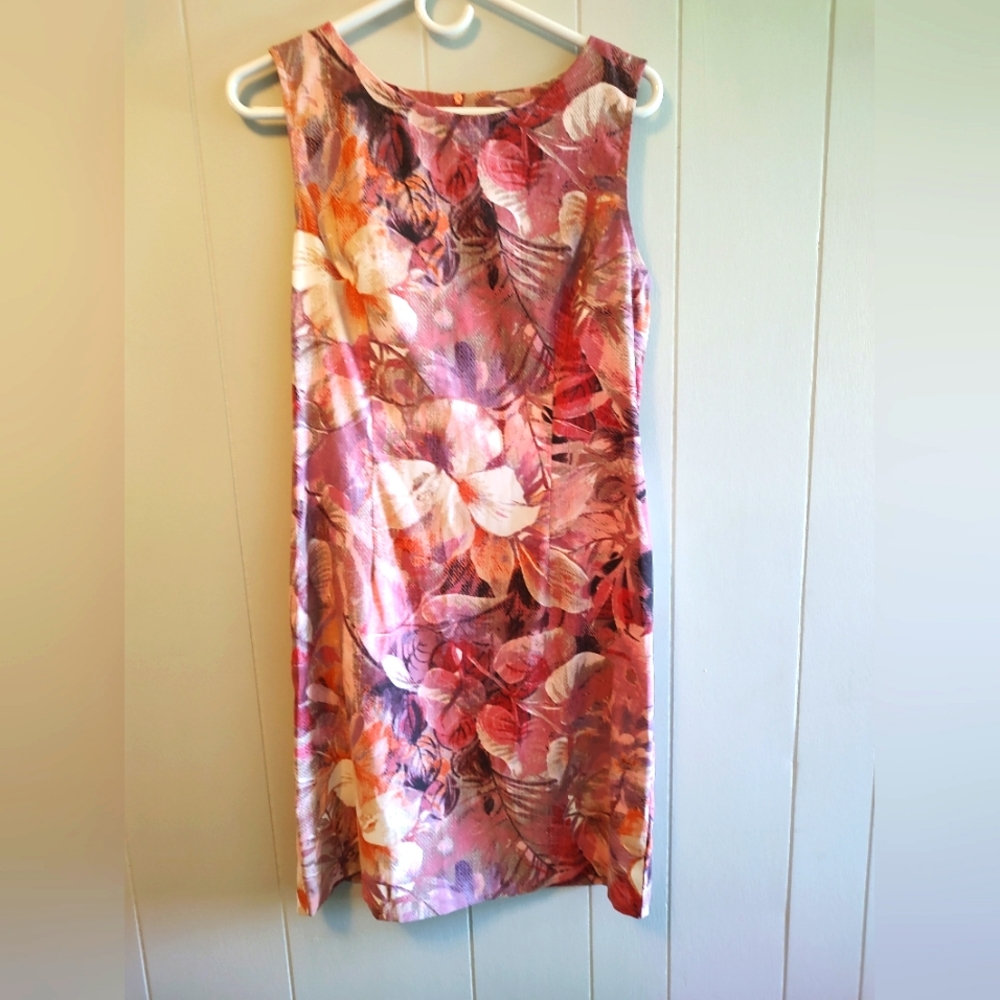 Beautiful midi dress in peach and mauve tones.